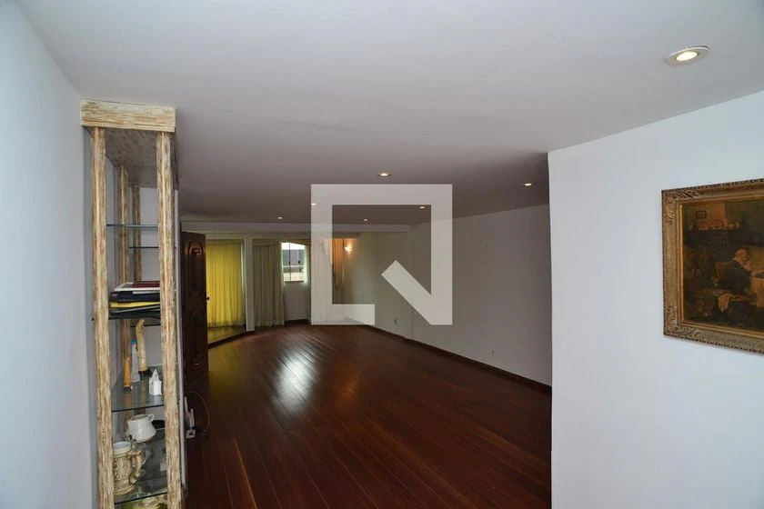 4-bedroom apartment with wood or laminate floors — photo 9