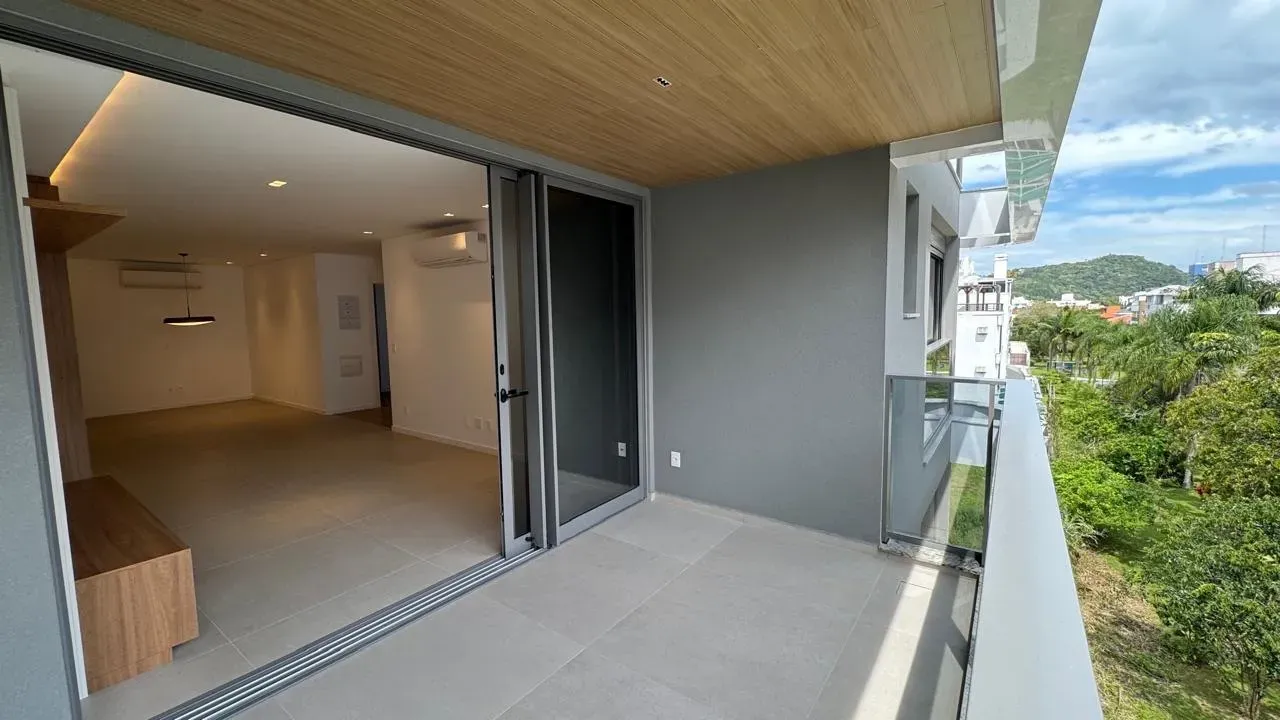 Walk-in closet in a 3-bedroom apartment, 136 m² — photo 20