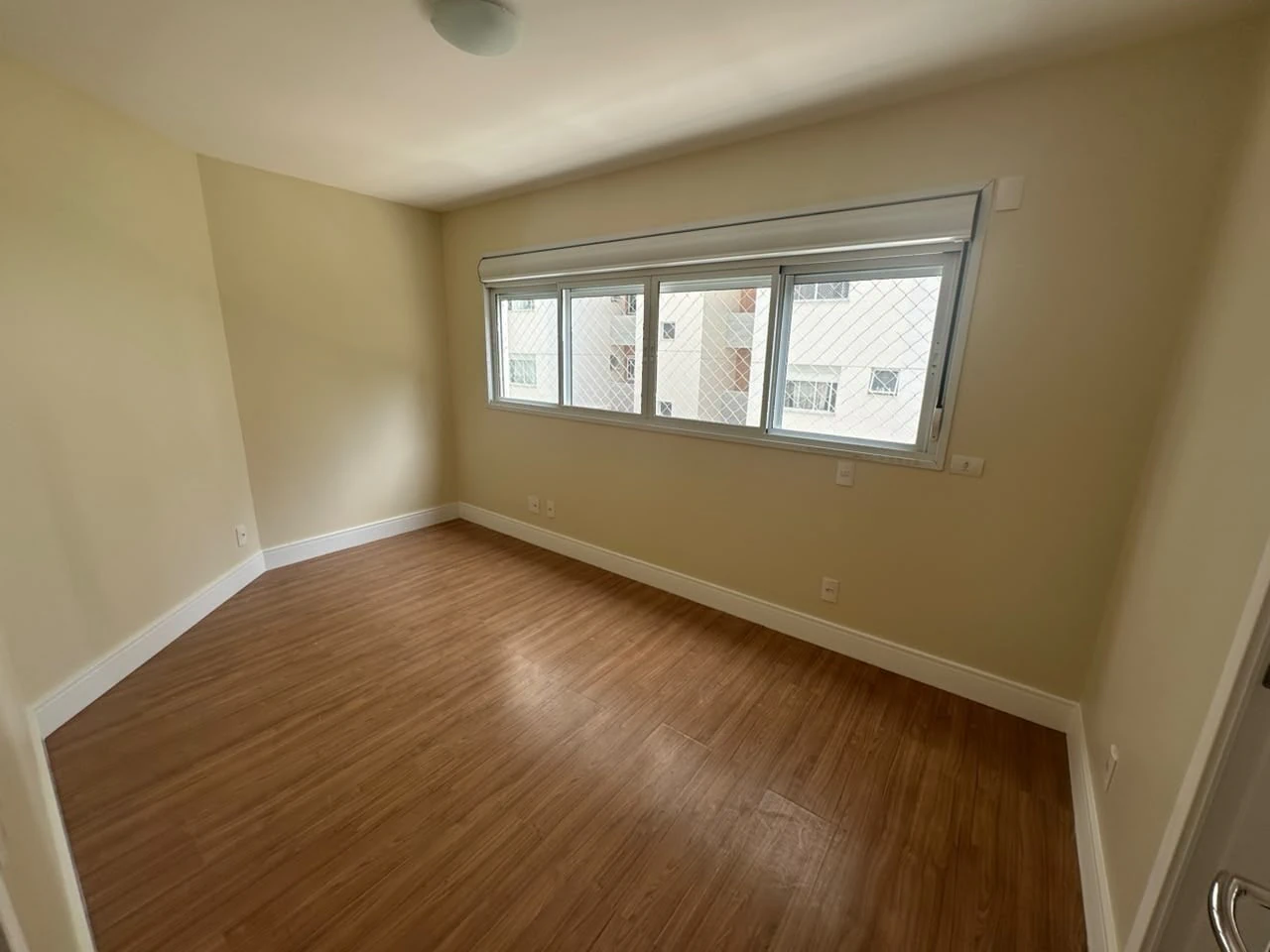 Balcony with a grill in a 4-bedroom apartment, 178 m² — photo 17