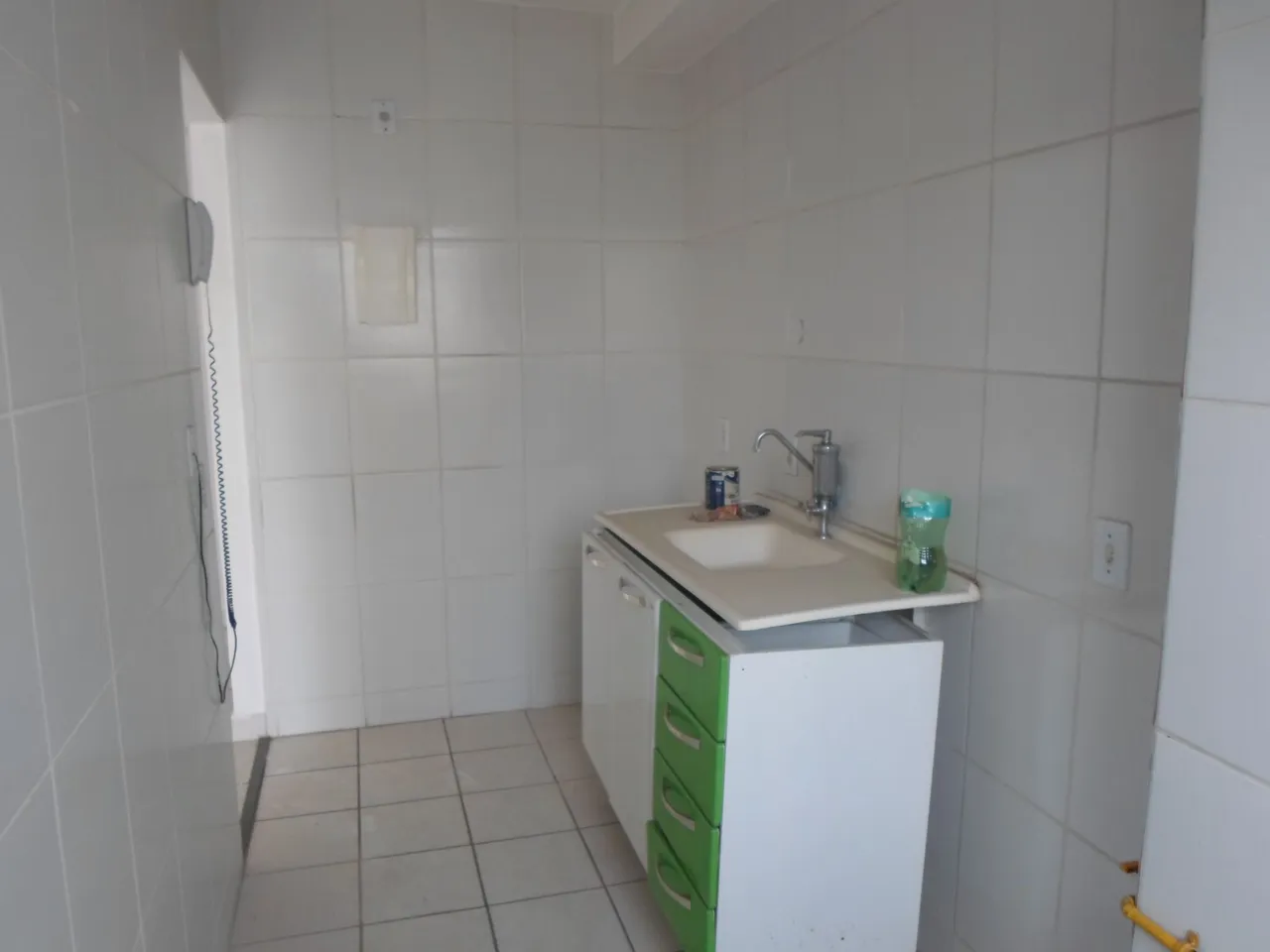 3-bedroom apartment with a separate, closed kitchen — photo 3