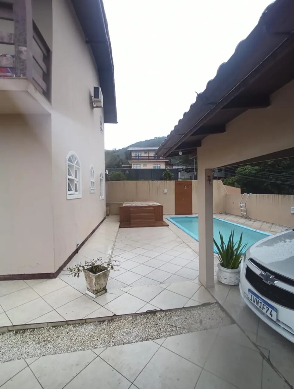 2-bedroom house with a bathtub in Florianópolis — photo 7