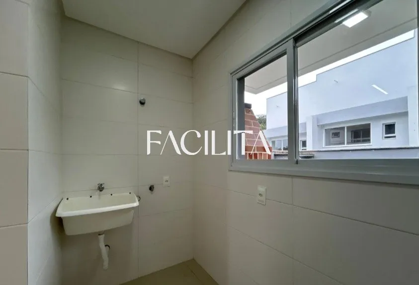 Casa com 3 quartos e cozinha americana com fogão — photo 24