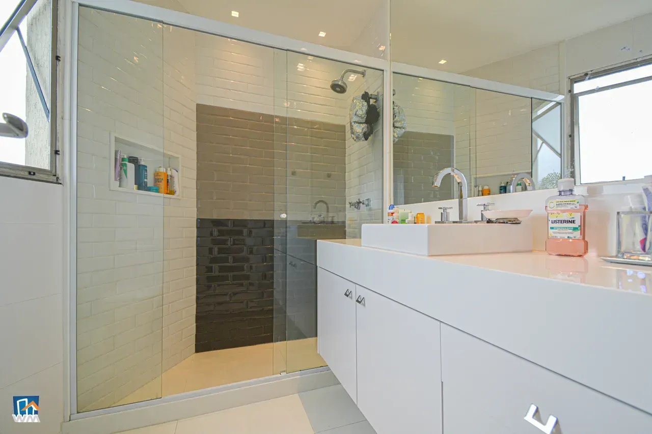 4-bedroom apartment with open-plan kitchen and electric stove — photo 23