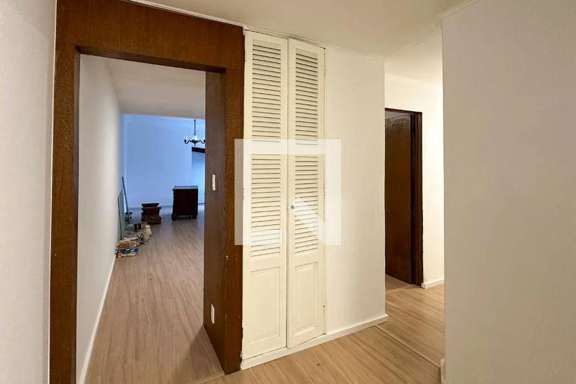 Деревянный пол или ламинат и 4 спальни: квартира 168 м² — photo 50