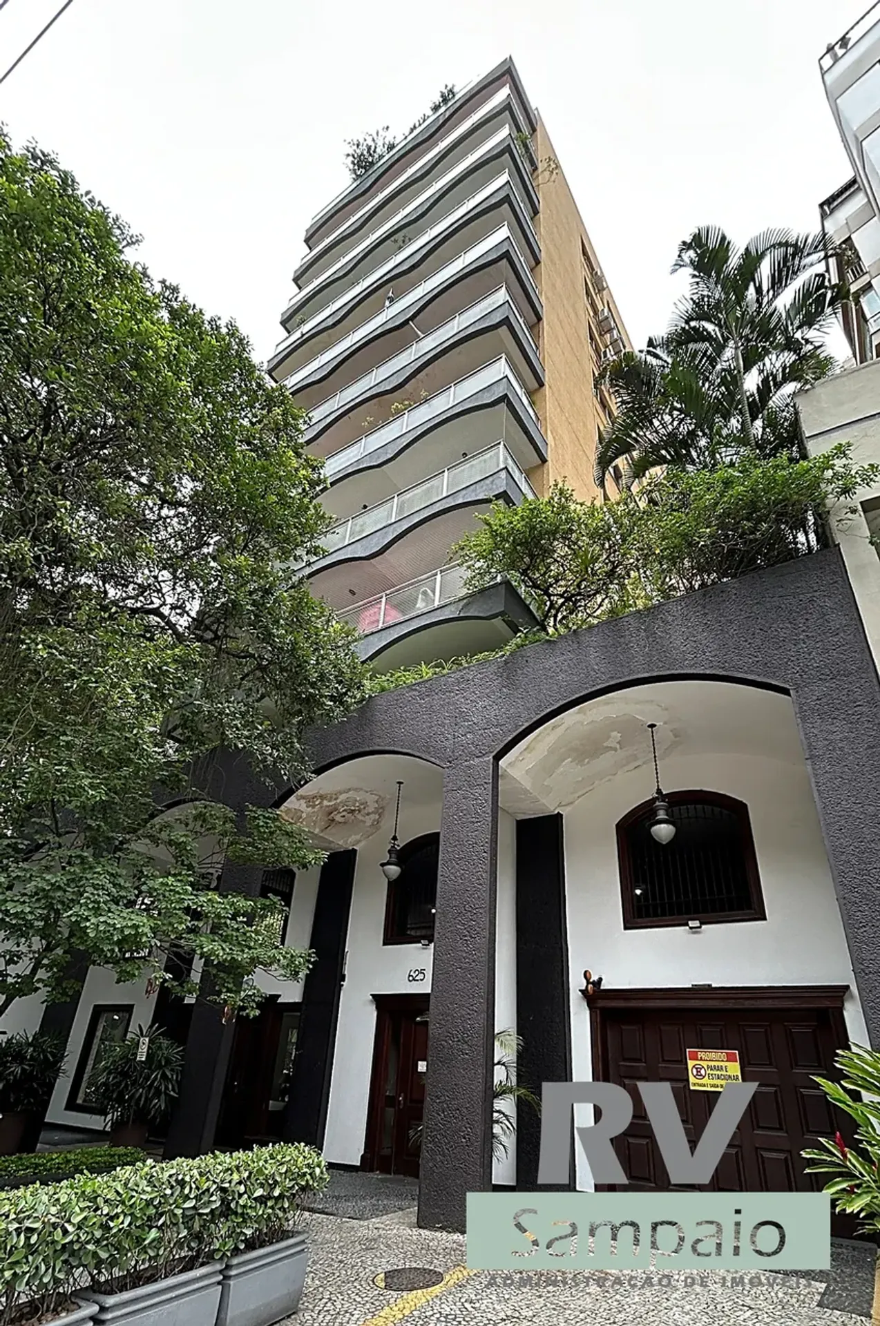 One-bedroom apartment with a mountain view in Rio de Janeiro — photo 32
