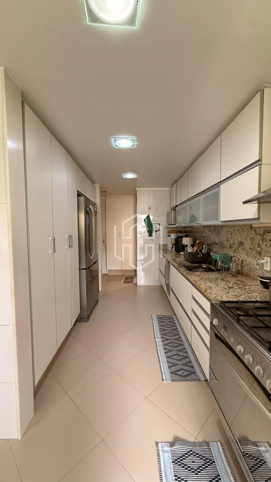 Furnished apartment, 162 m², with floor-to-ceiling windows — photo 4