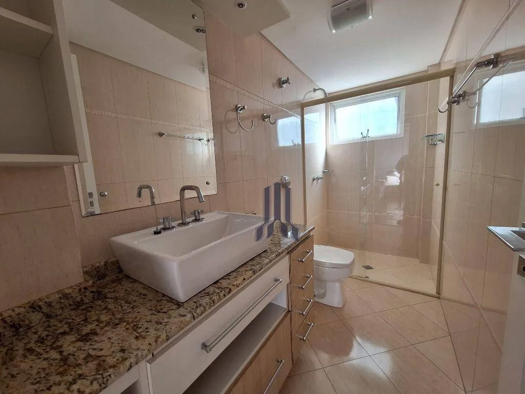 113 m² apartment with a bathtub and a walk-in closet — photo 12
