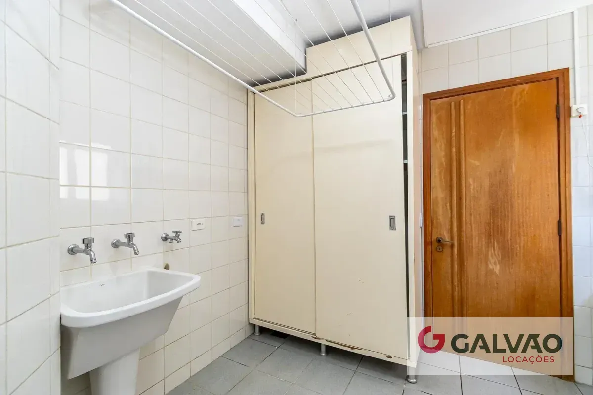 Glass-enclosed balcony in a 3-bedroom apartment, 116 m² — photo 16