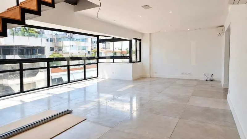 3-bedroom apartment in a building with a pool — photo 4