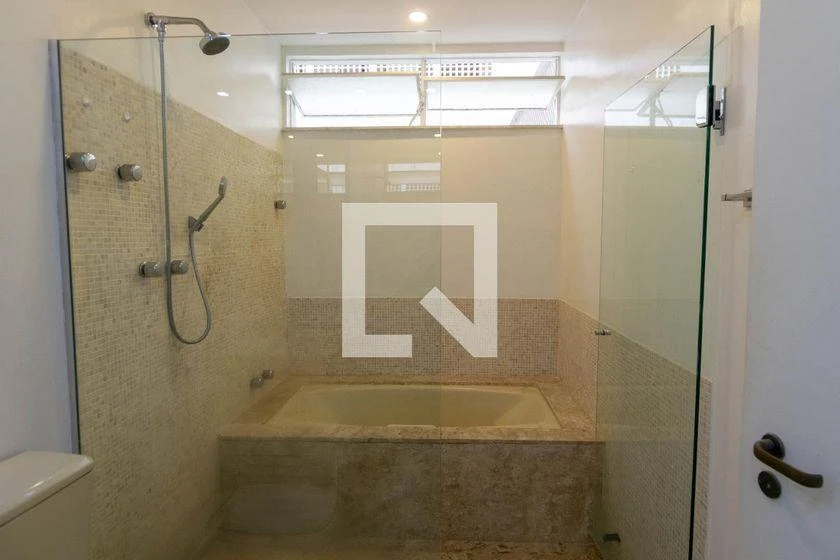Rental apartment with 4 bedrooms and 4 bathrooms — photo 43