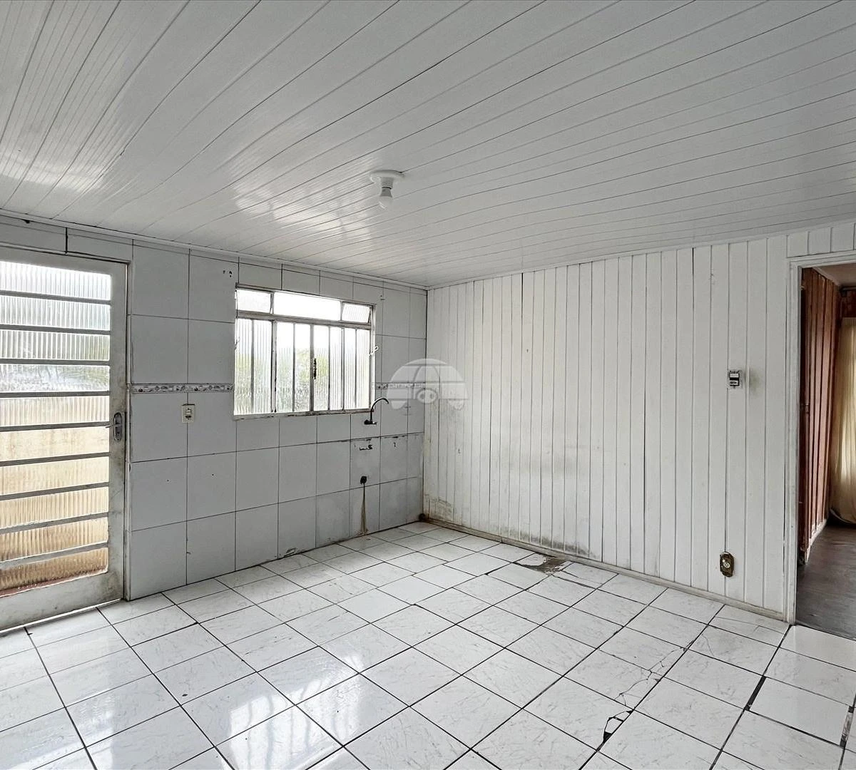 2-bedroom house with wood or laminate floors in Curitiba — photo 2