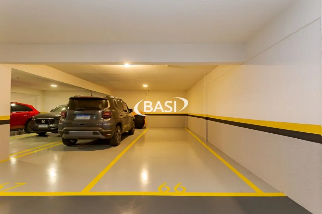 Glass-enclosed balcony in a 3-bedroom apartment, 80 m² — photo 49