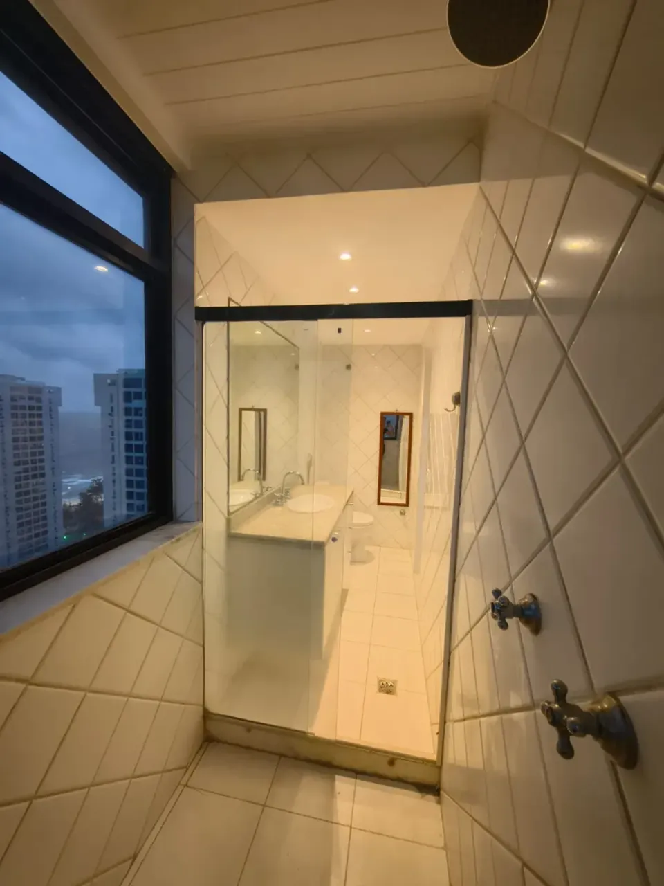 3-bedroom apartment with 3 bathrooms and glass balcony — photo 8