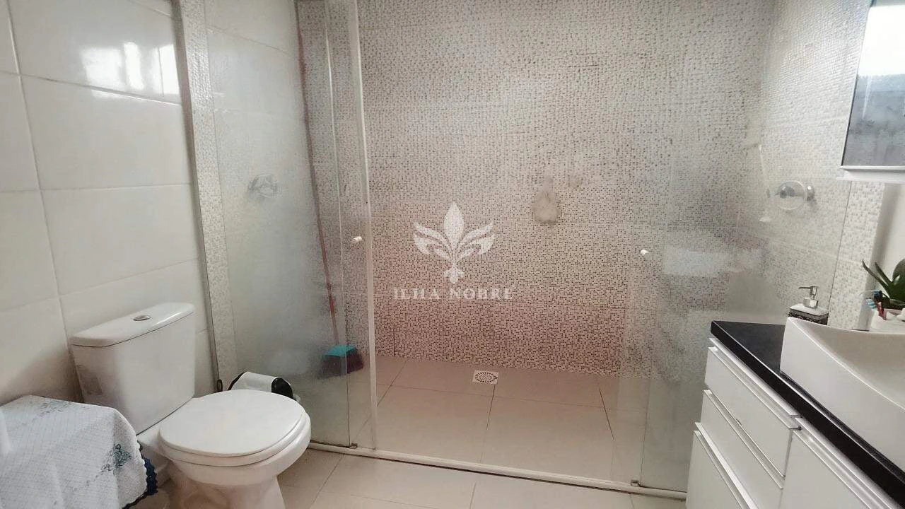 Glass-enclosed balcony in a 4-bedroom house, 400 m² — photo 3