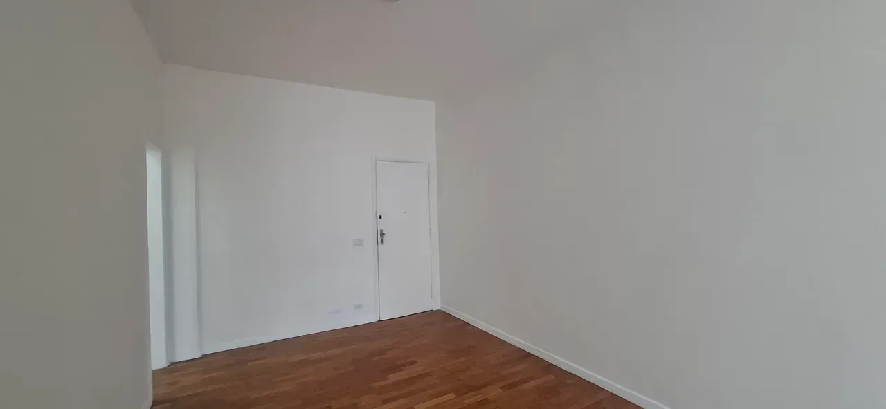 Wood or laminate floors in a 2-bedroom apartment, 68 m² — photo 9