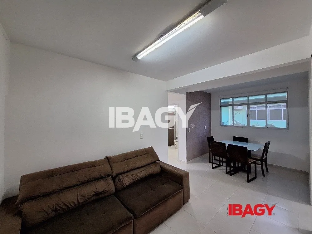 Пральна машина та 2 спальні: квартира 61 м²