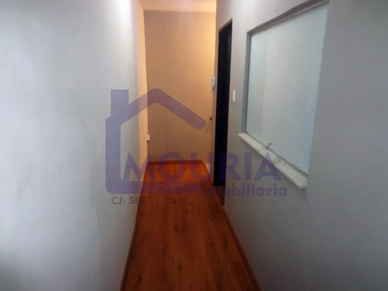 Casa sem mobília com 3 quartos e cozinha com fogão
