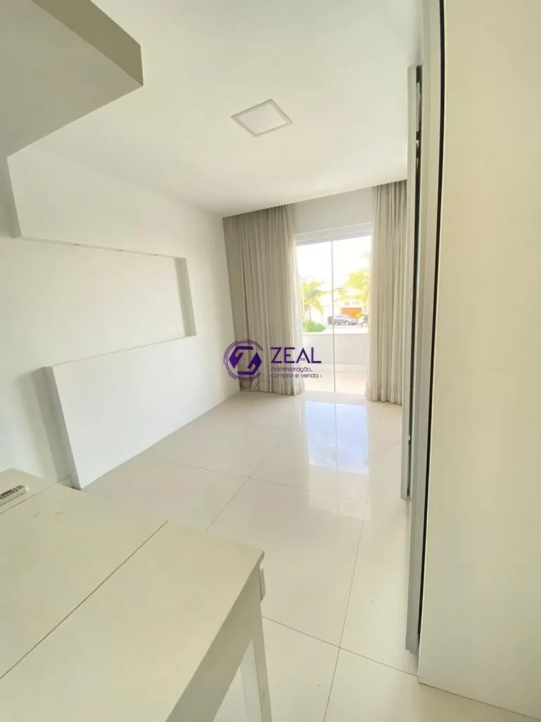 Balcony with a grill in a 4-bedroom house, 278 m² — photo 25