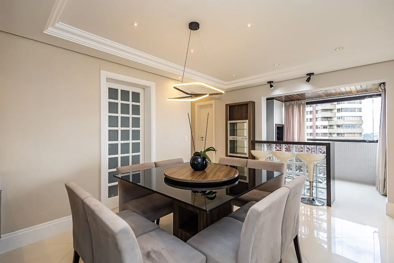 Balcony with a grill in a 4-bedroom apartment, 119 m² — photo 7