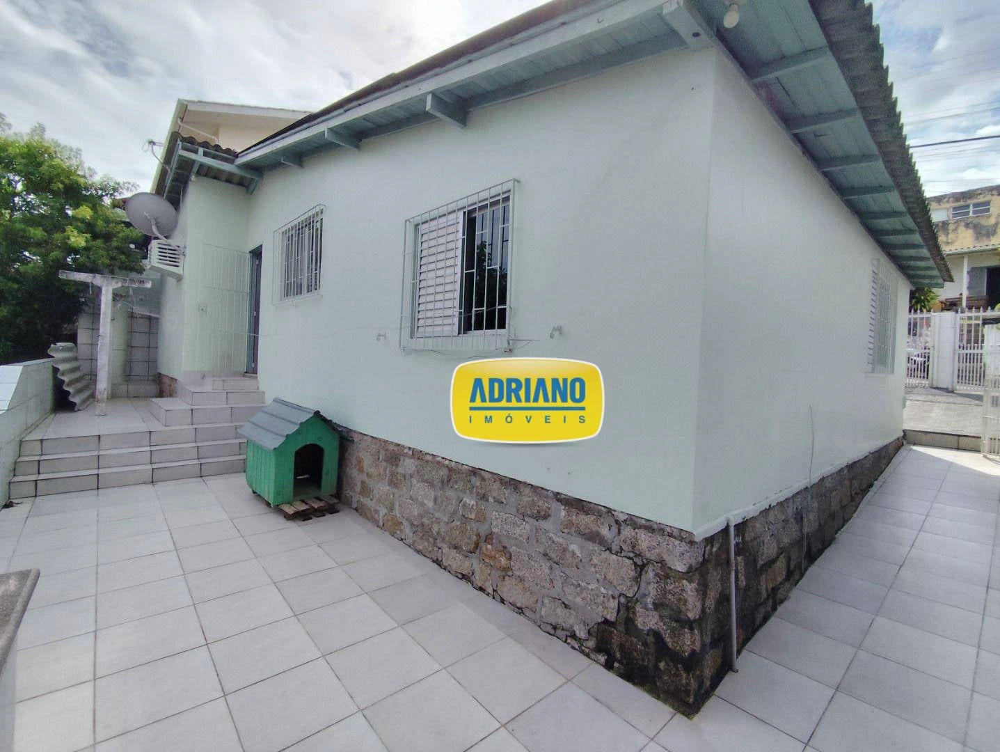 2-bedroom house with a bathtub in Florianópolis — photo 8