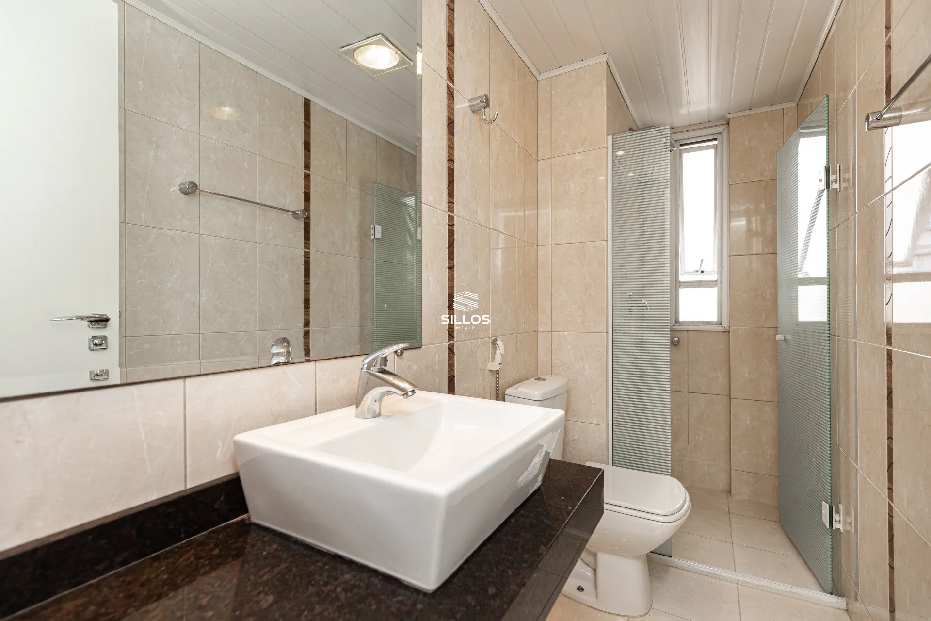 121 m² apartment with a glass-enclosed balcony and a bathtub — photo 28