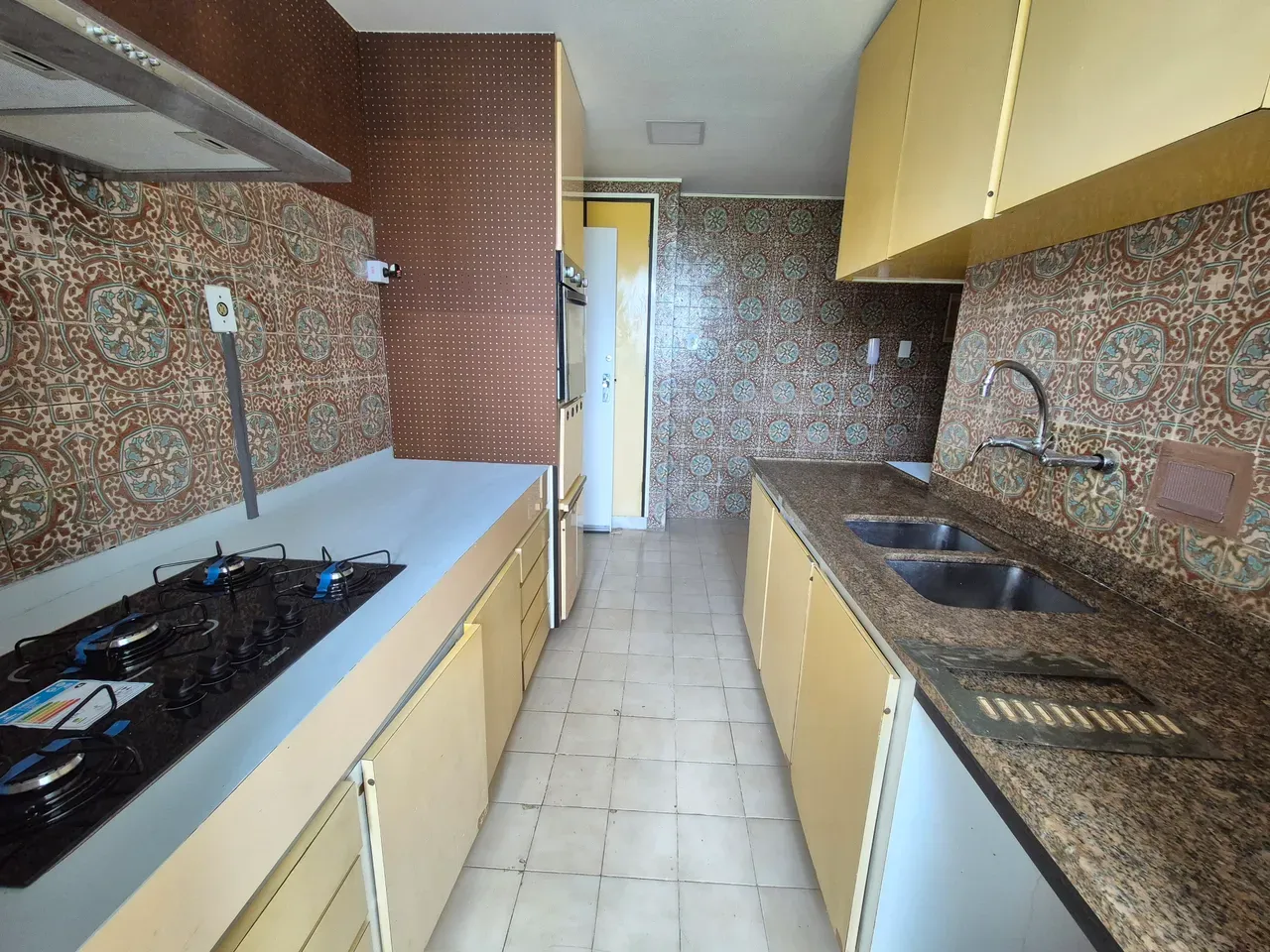 Unfurnished 4-bedroom apartment with a private garden — photo 31