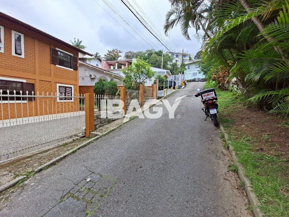 House with 3 bedrooms and a dedicated laundry area — photo 24