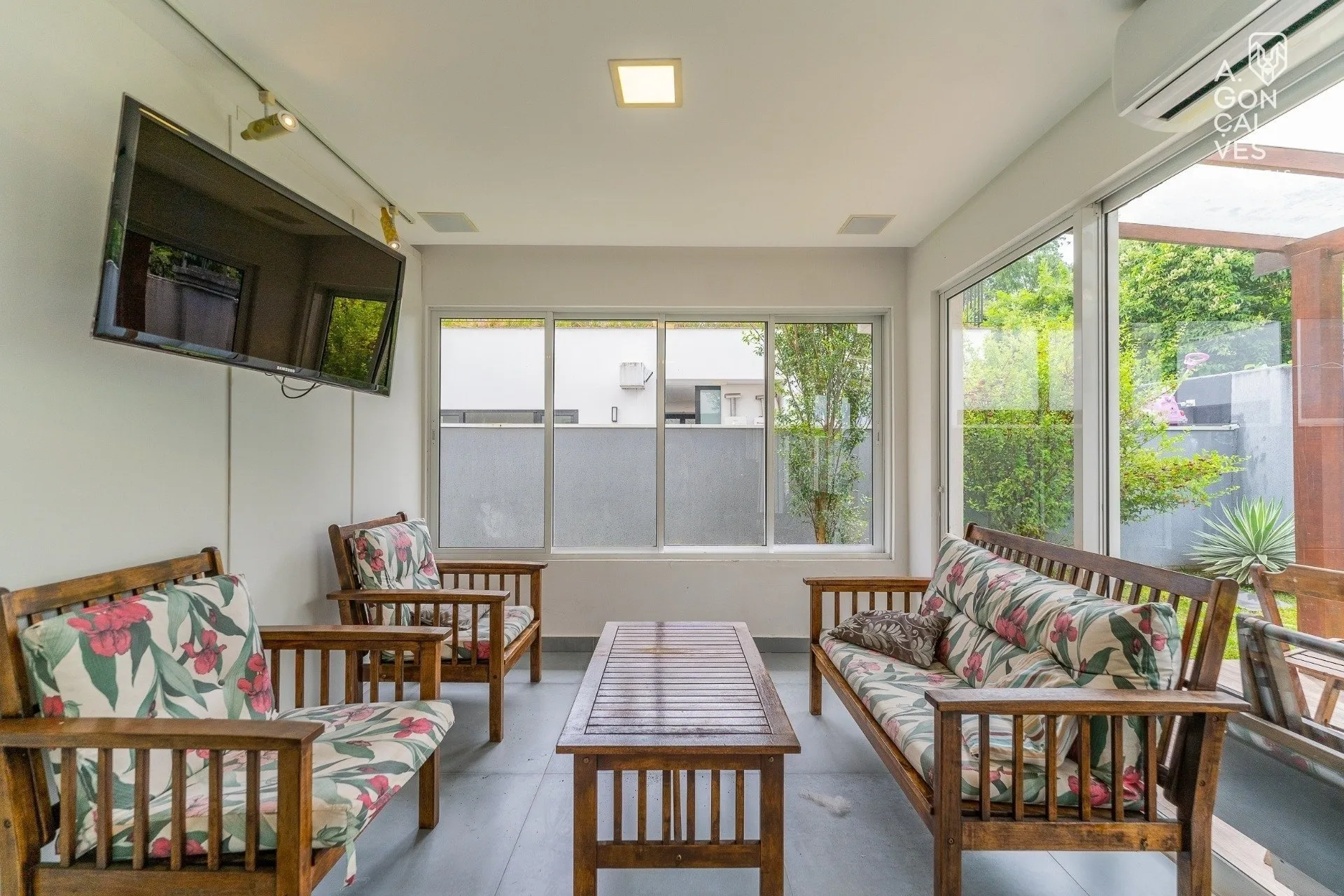 Furnished 4-bedroom house with hot tub and 4 parking spots — photo 17