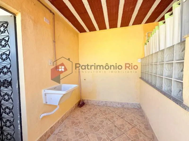 1-bedroom apartment with a compact kitchenette — photo 3