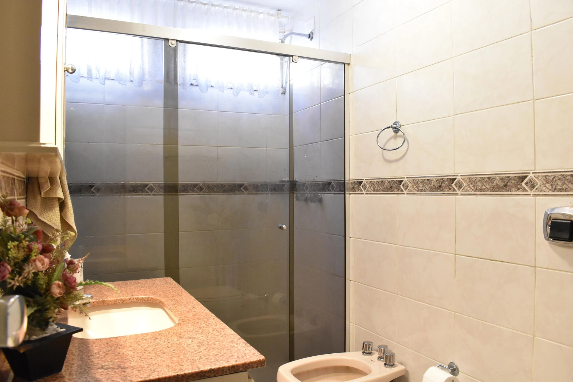 3-bedroom apartment with a bathtub in Curitiba — photo 33