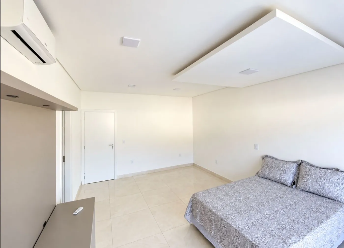 Balcony with a grill in a 3-bedroom house, 240 m² — photo 6