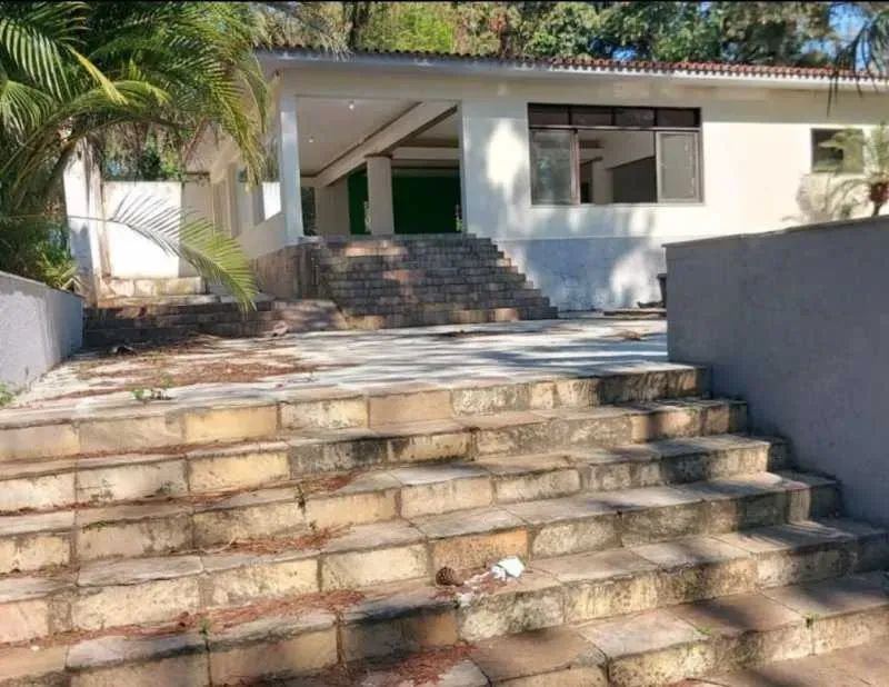 Renovation-needed house with 5 bedrooms, 5 baths — photo 2