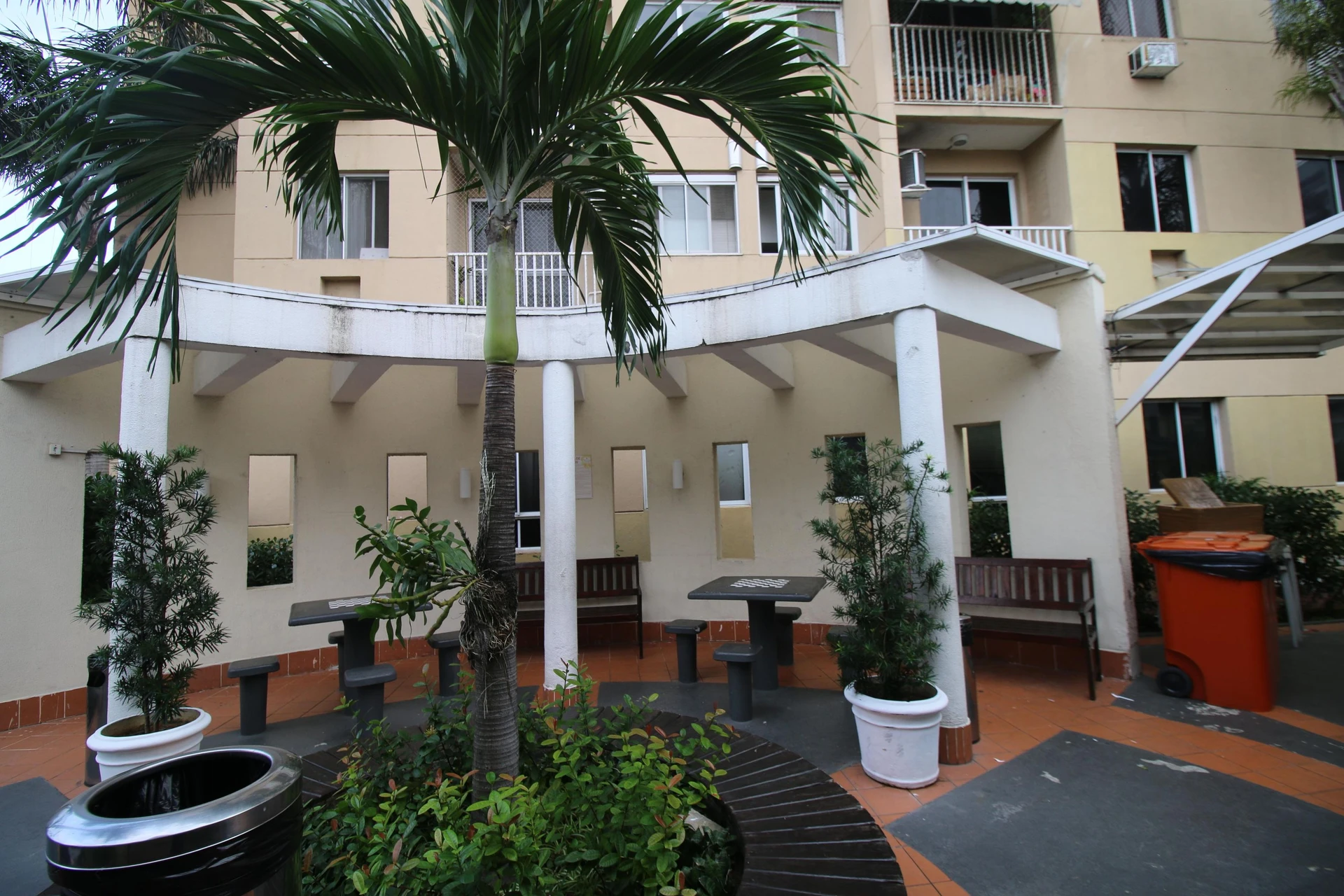 2-bedroom apartment with 1 bathroom and condo pool — photo 34