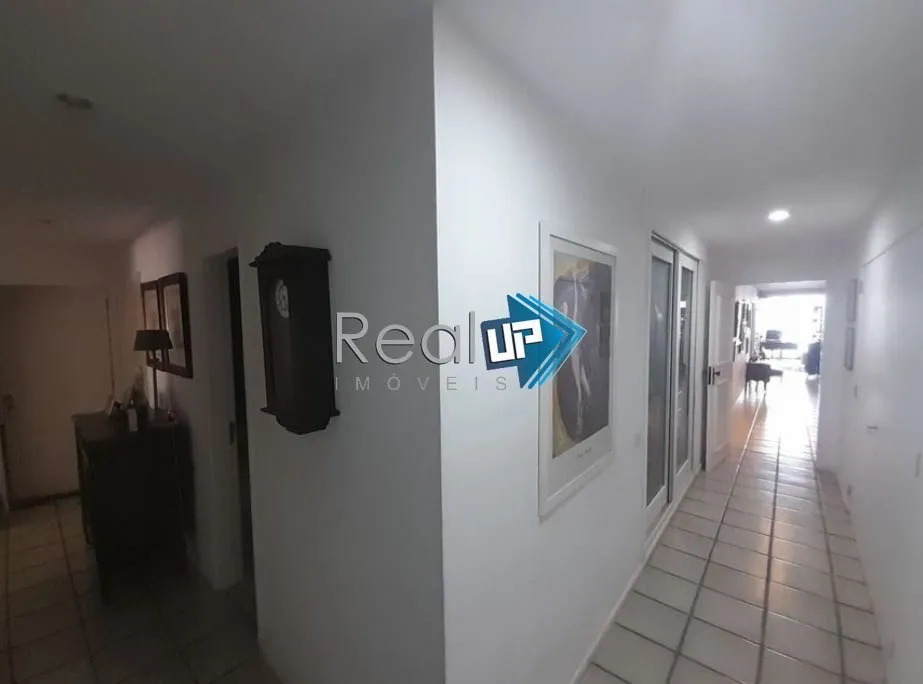 Furnished apartment with 4 bedrooms and an open kitchen — photo 30