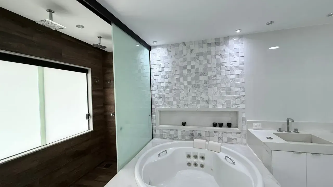 House with 6 bedrooms and an open kitchen with gas stove — photo 23