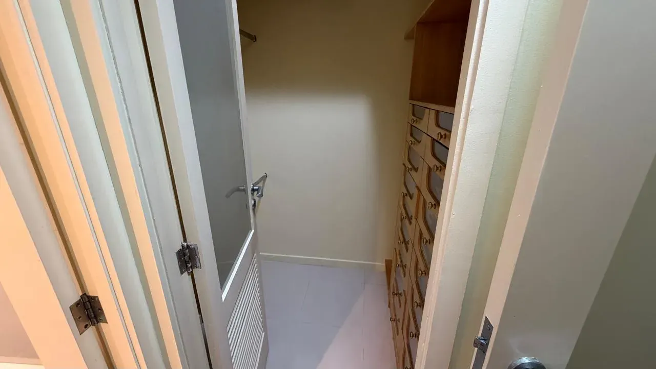96 m² apartment with a walk-in closet and a home office — photo 6