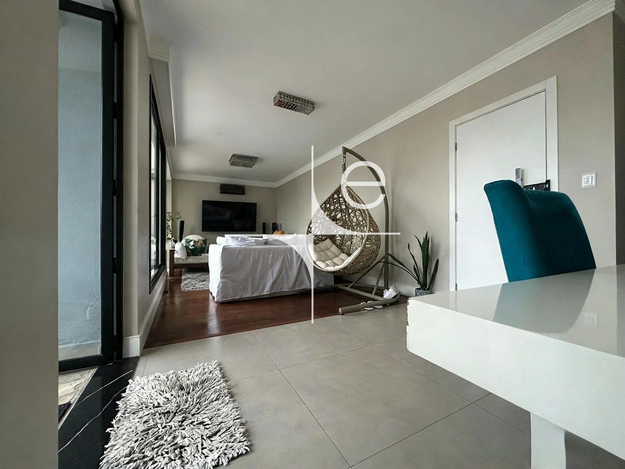 Furnished apartment, 184 m², with floor-to-ceiling windows