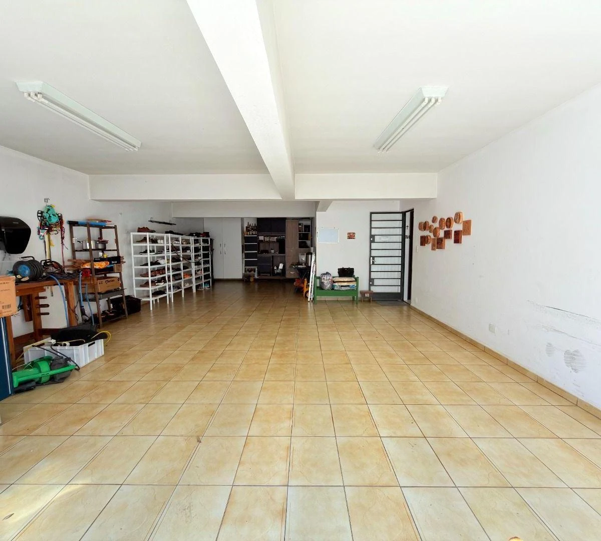4-bedroom house with a bathtub in Curitiba — photo 36