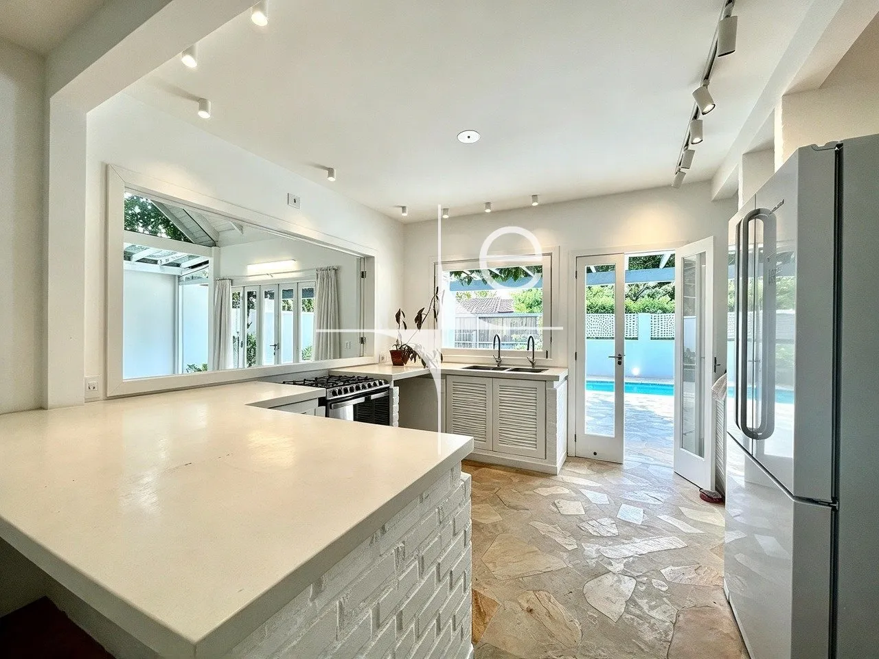 Water view in a 3-bedroom house, 220 m² — photo 8