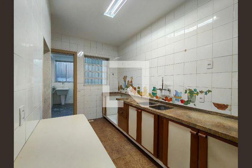 House with 5 en-suite bedrooms, 285 m² and parking — photo 3