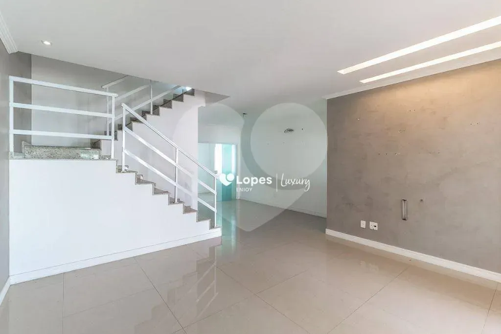 House with 5 bedrooms and a built-in balcony grill — photo 9
