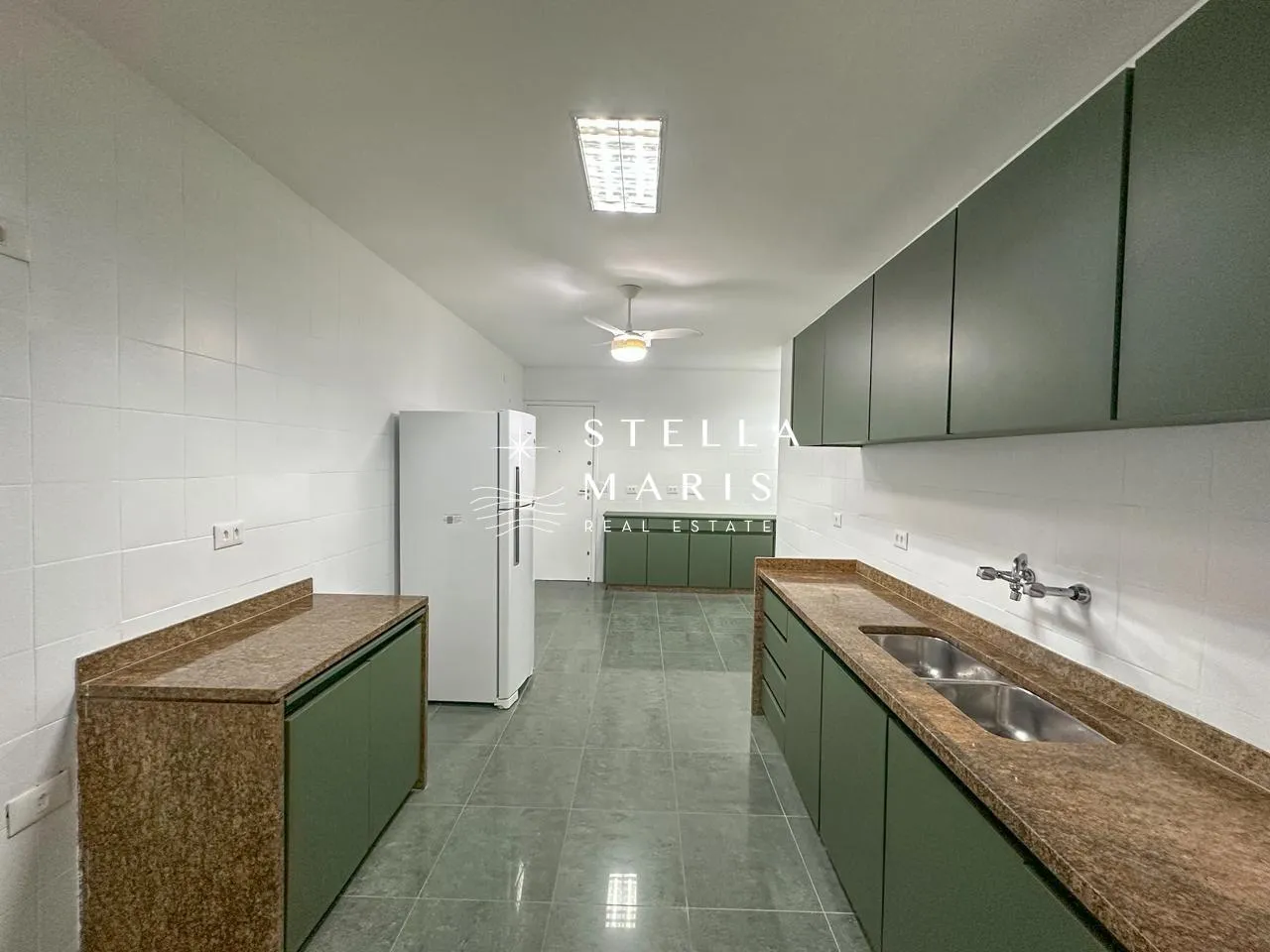 Apartment with 4 bedrooms, 4 bathrooms and a balcony — photo 32