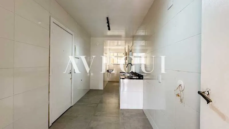 Unfurnished apartment with 4 bedrooms and tall windows — photo 23