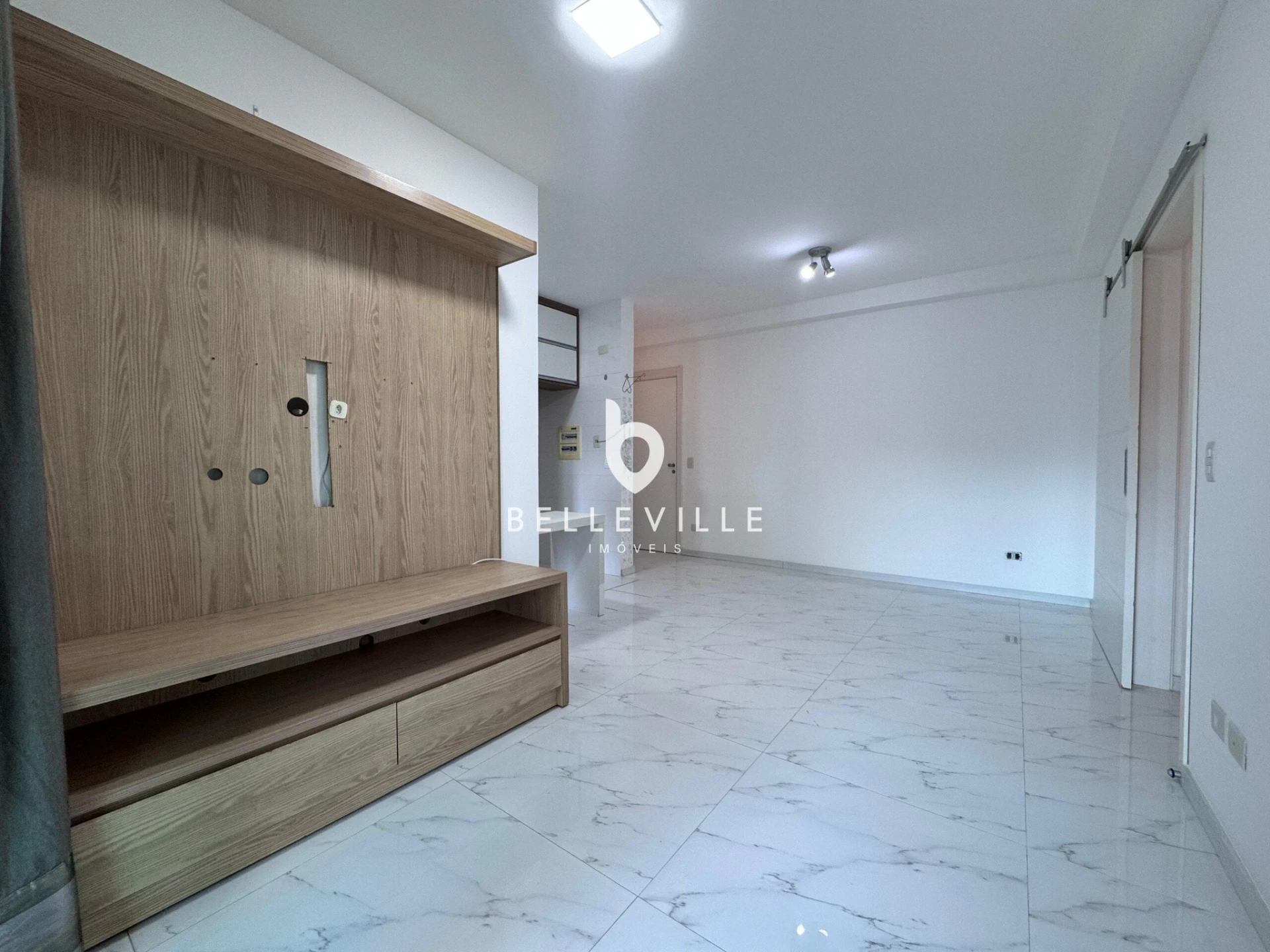 Balcony with a grill in a 2-bedroom apartment, 75 m²