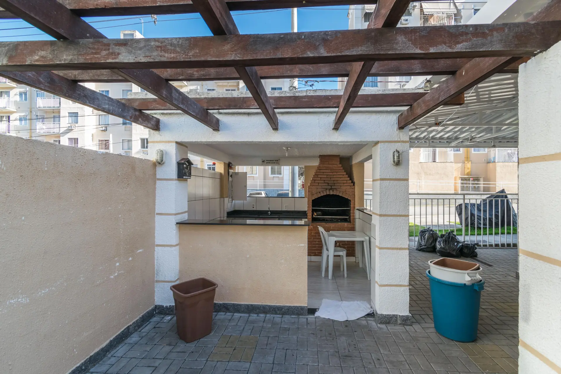 Apartamento de 2 quartos em condomínio com piscina — photo 2
