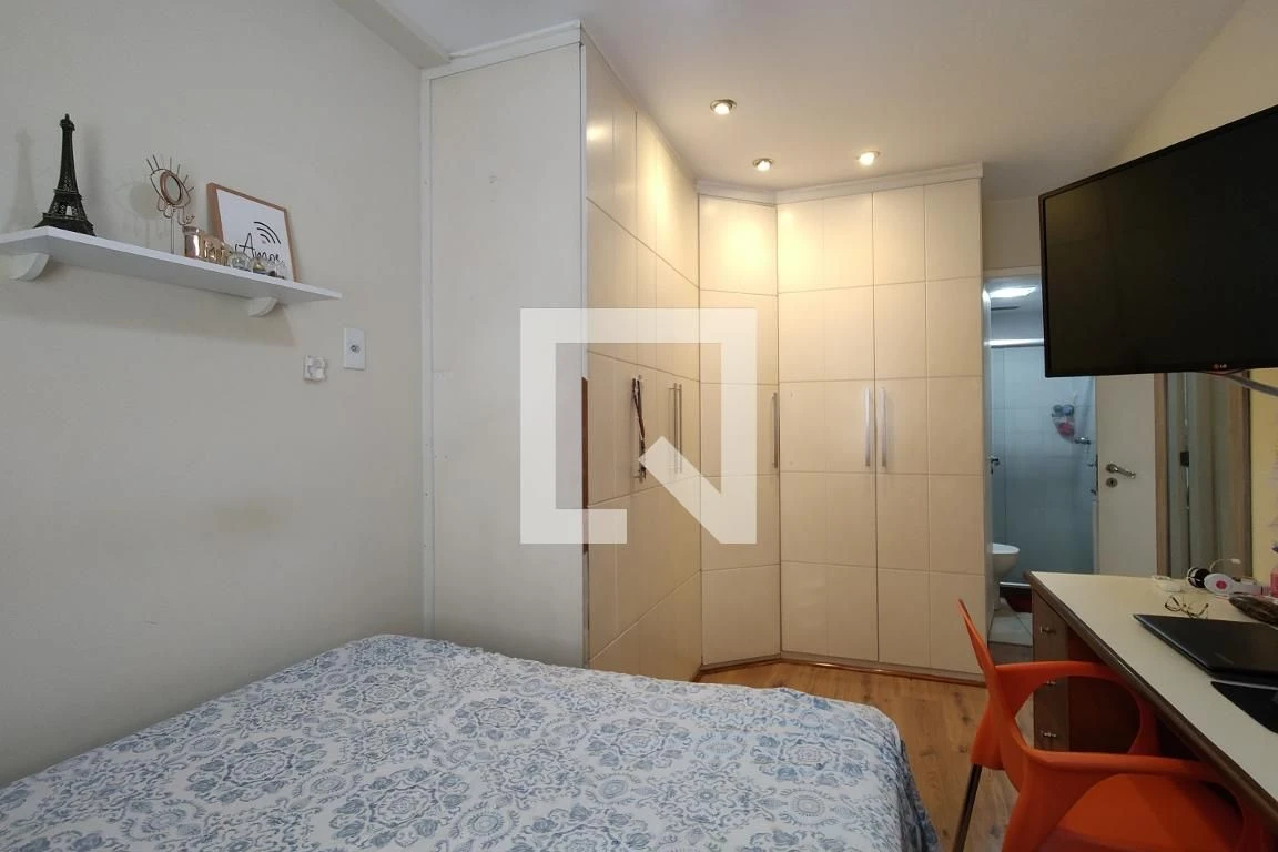 Glass-enclosed balcony in a 3-bedroom apartment, 155 m² — photo 47