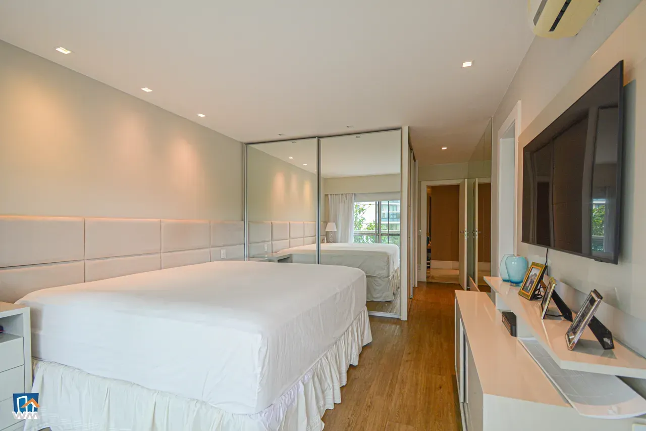 4-bedroom apartment with open-plan kitchen and electric stove — photo 27