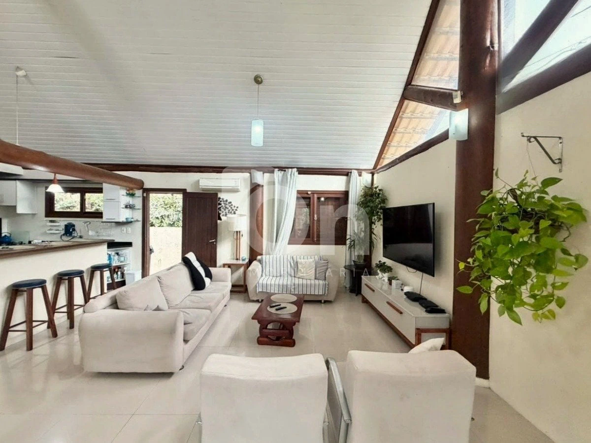 Furnished house, 224 m², with floor-to-ceiling windows