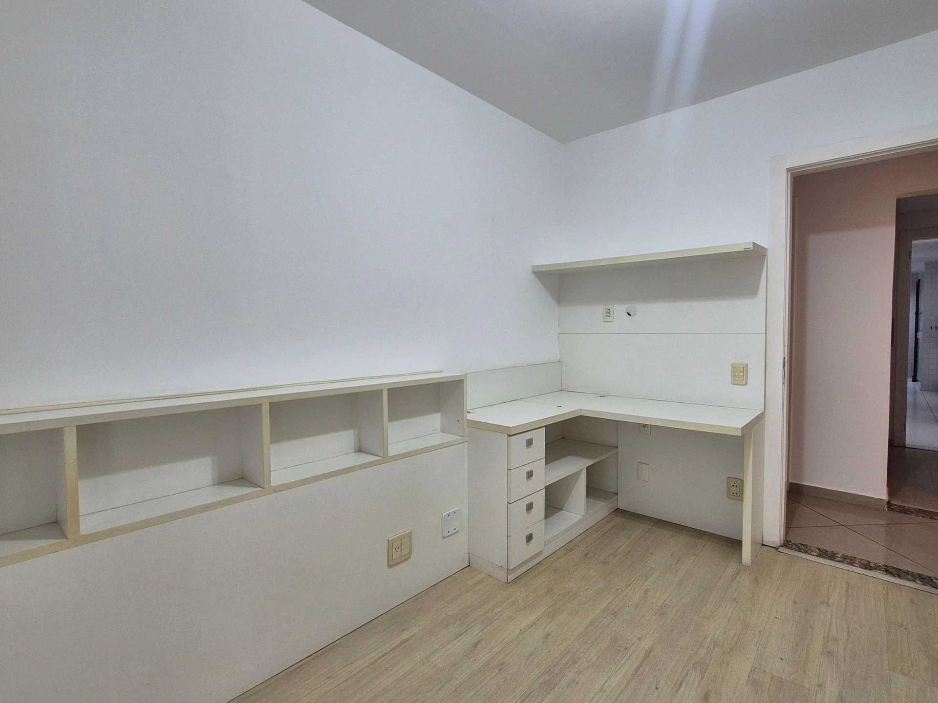 4-bedroom apartment with 3 bathrooms and a balcony — photo 26