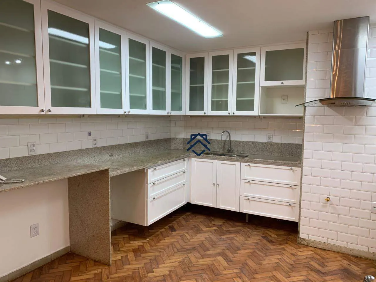 Walk-in closet in a 4-bedroom apartment, 180 m² — photo 11